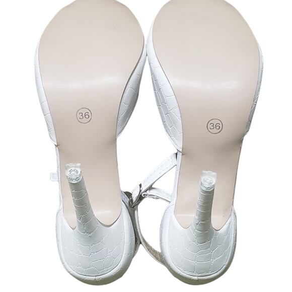 Stiletto Heel Buckle Buckle Peep Toe • White Women's High Heels • Like New - Picture 7 of 9